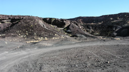 Verbrannter Berg - ein Berg mit einem erkalteten Lavastrom im Damaraland im Norden Namibias